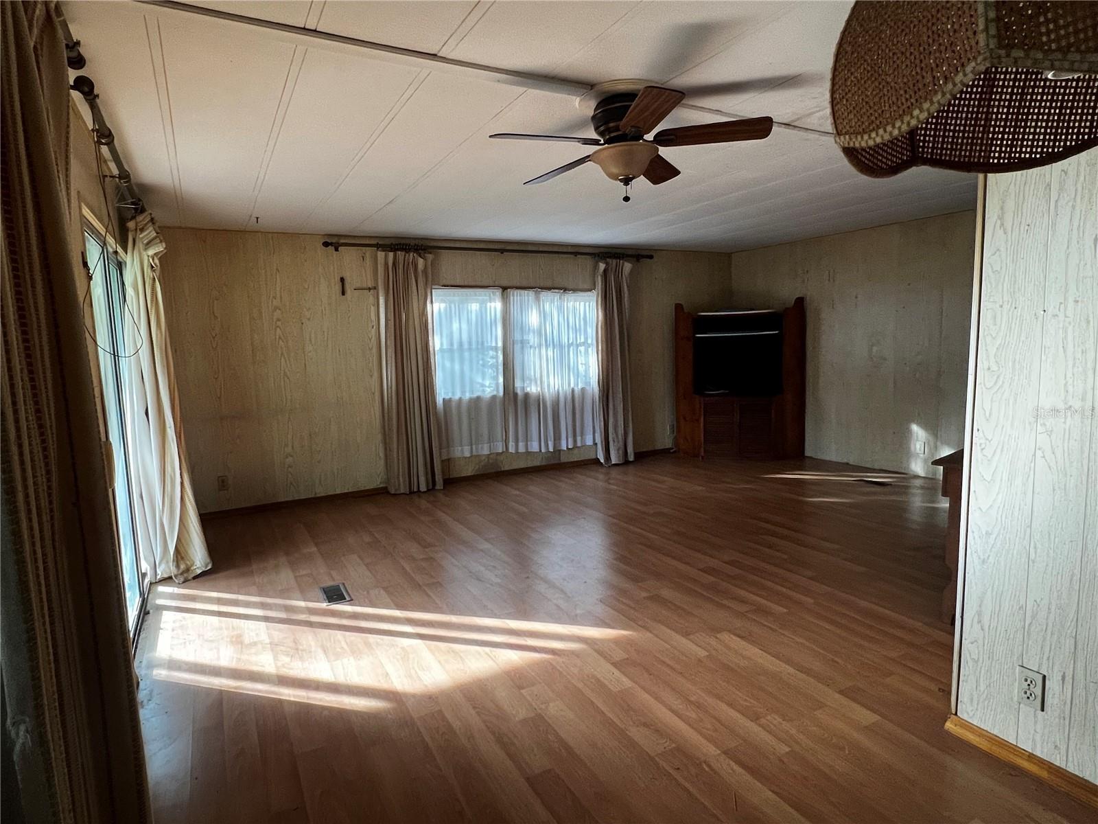 TB8460967 Property Photo