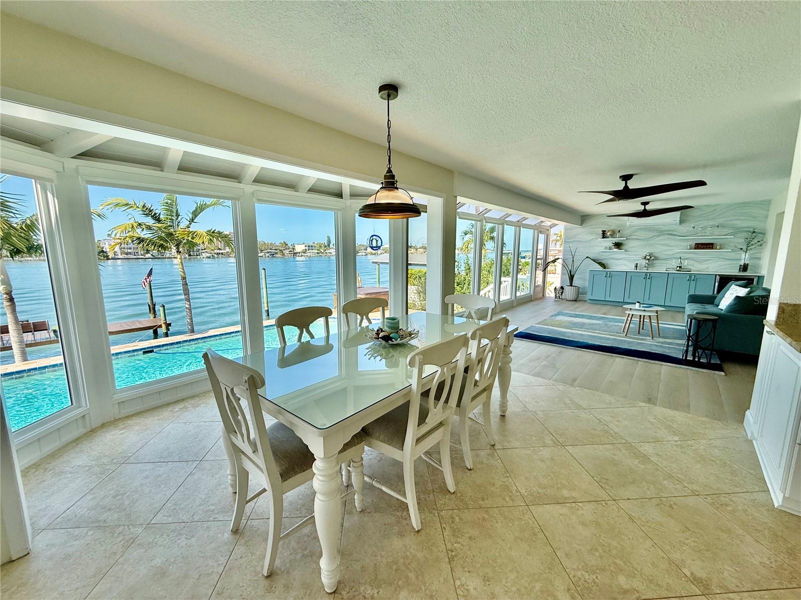 Dinette area, perfect for evening cocktails and friends.