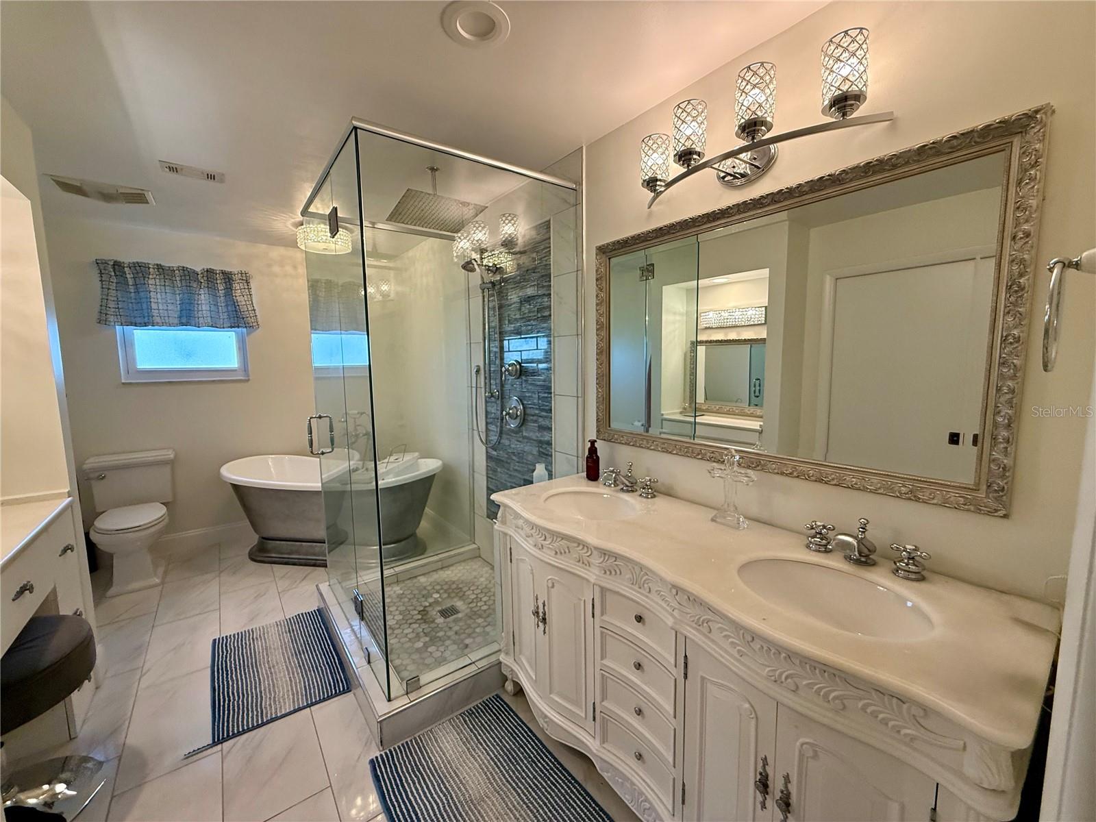 Master bath and soak tub