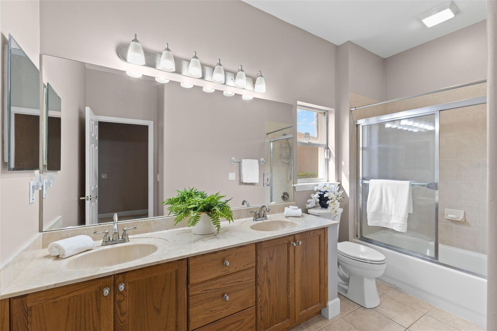 Second full bath in between 2 bedrooms