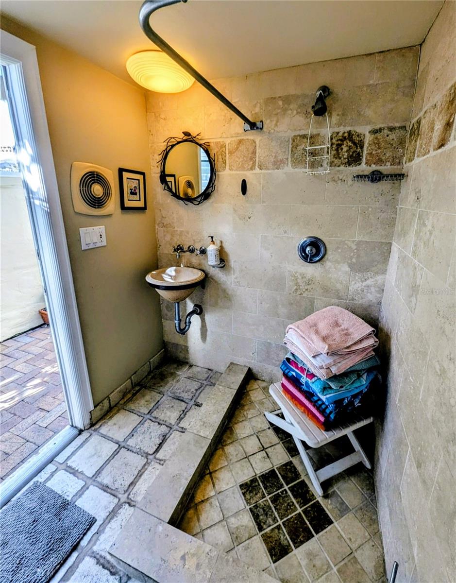 TB8461093 Property Photo