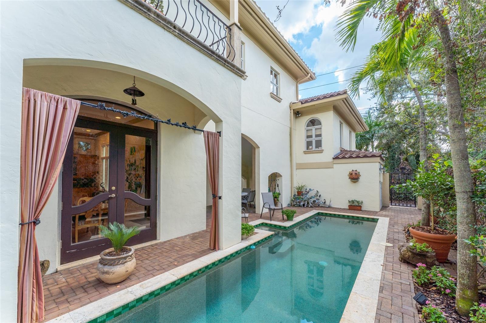 TB8461093 Property Photo