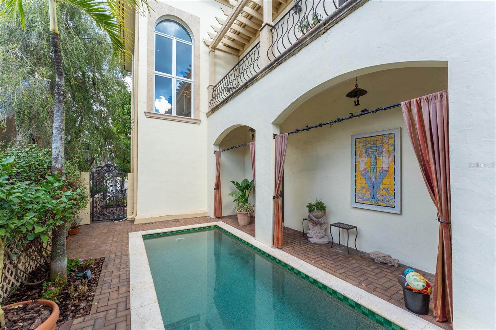 TB8461093 Property Photo