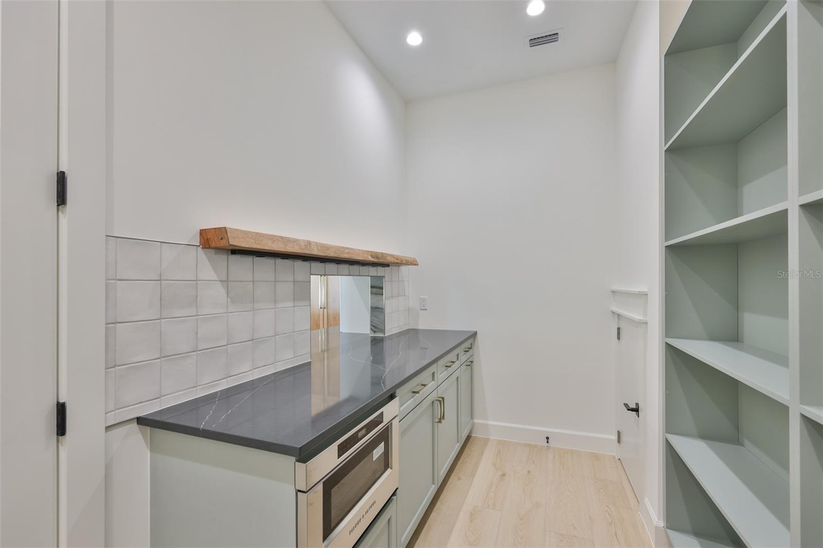 TB8461416 Property Photo