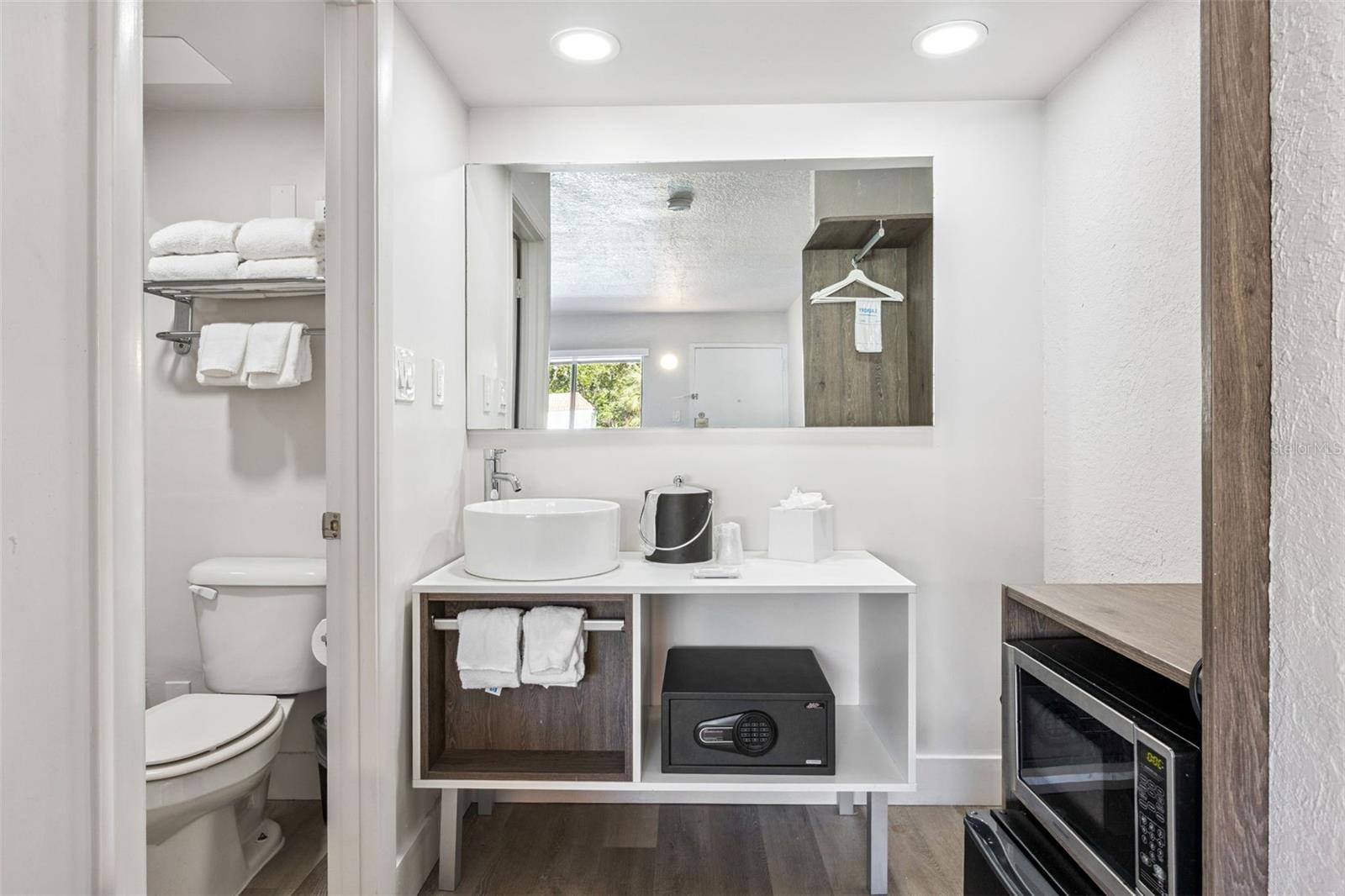 O6371733 Property Photo