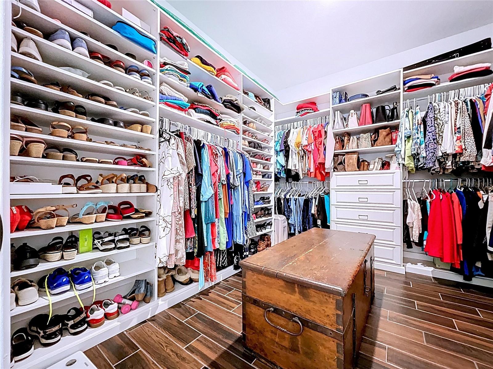 CUSTOMER CLOSET