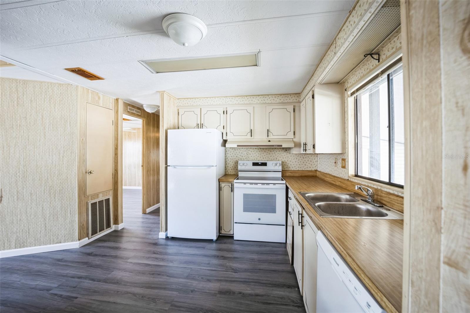 TB8461942 Property Photo