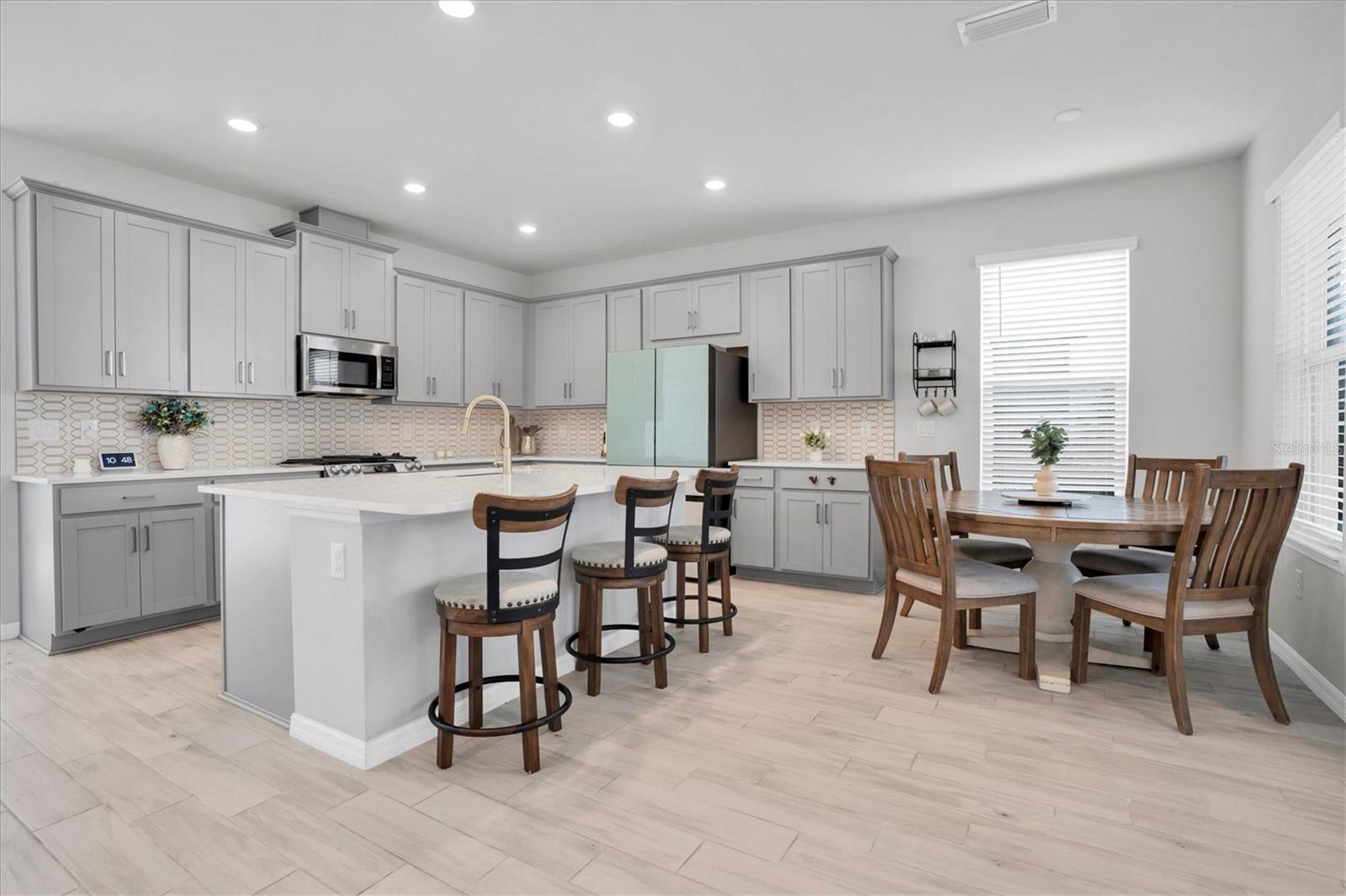 BREAKFAST BAR AND CAFE PROVIDE A VARIETY OF SEATING OPTIONS