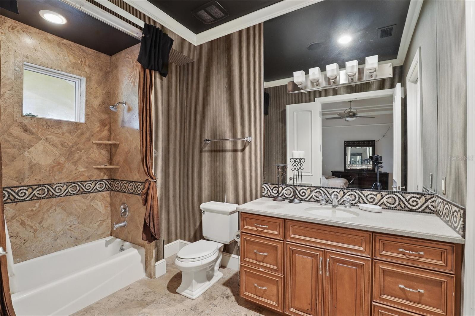 O6372088 Property Photo