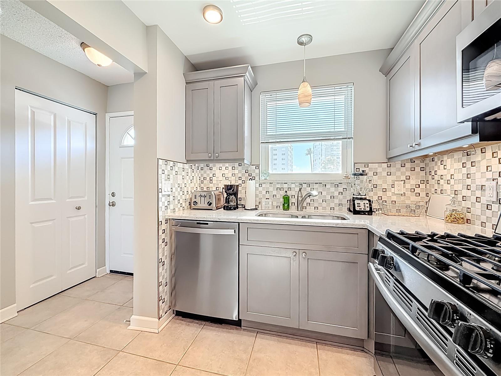 5925 SHORE BLVD S #203, GULFPORT, FL, 33707