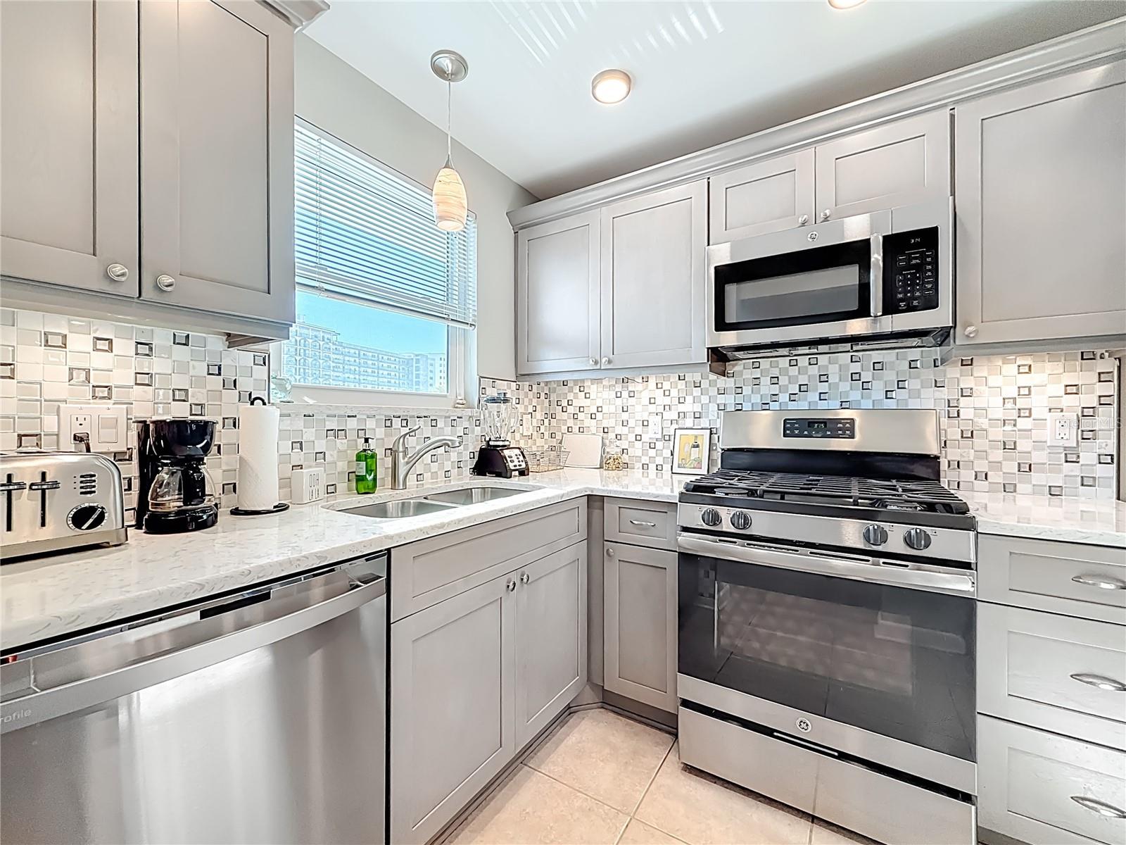 5925 SHORE BLVD S #203, GULFPORT, FL, 33707