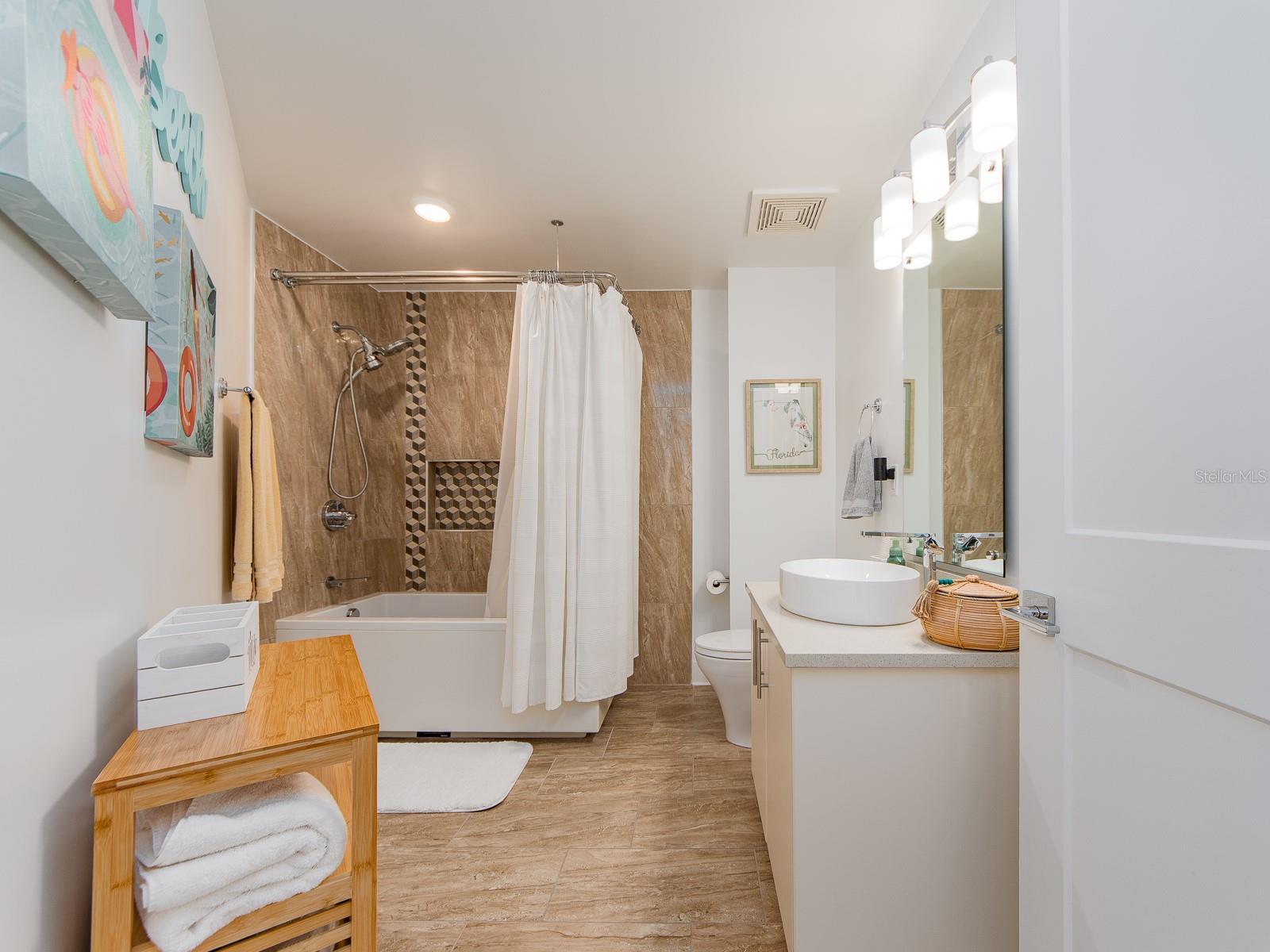 2nd bedroom En suite