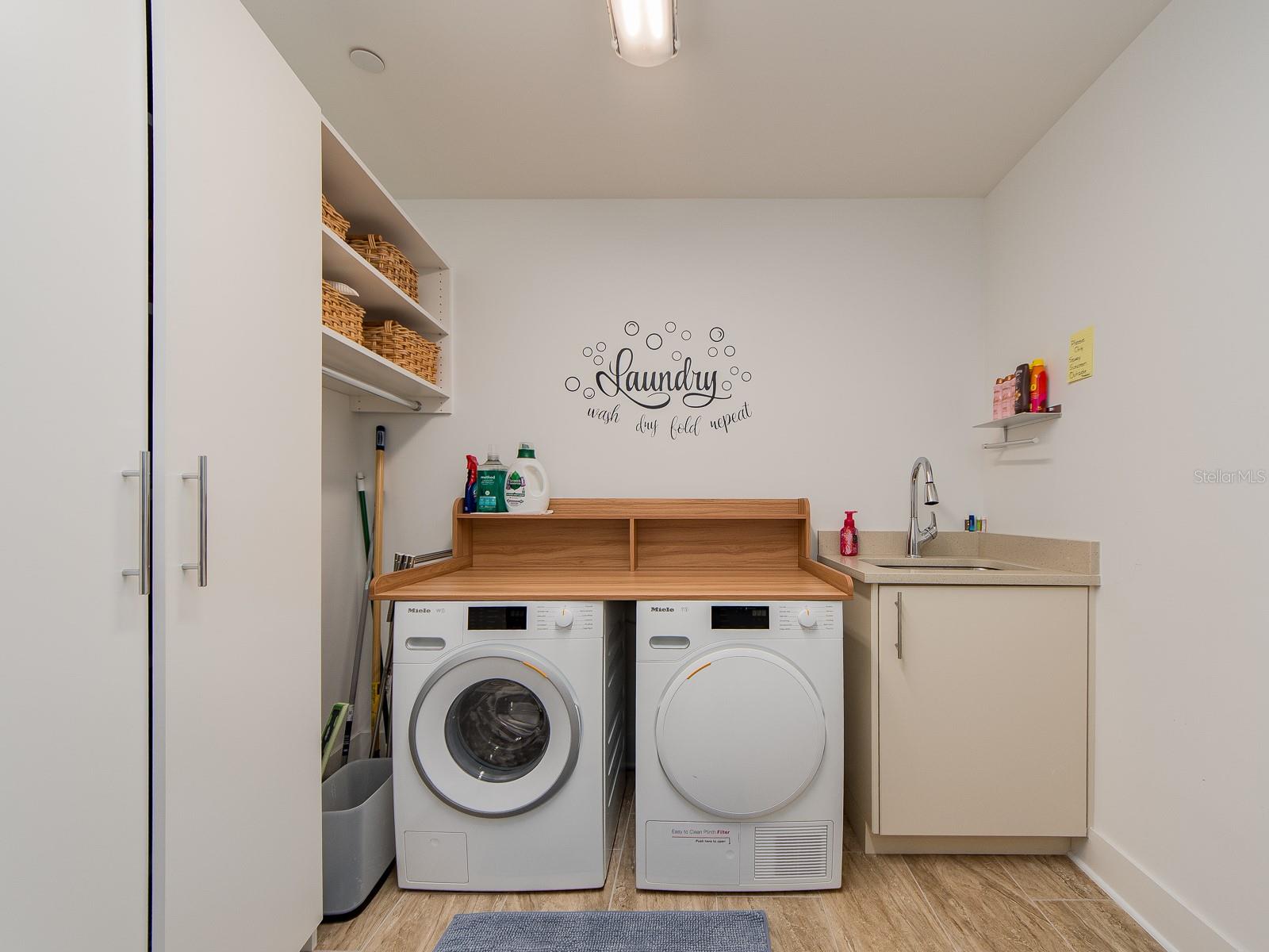 Spacious Laundryroom