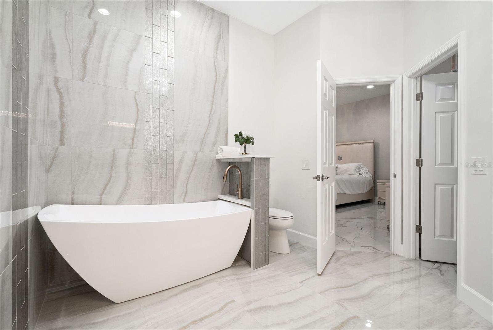 O6372348 Property Photo