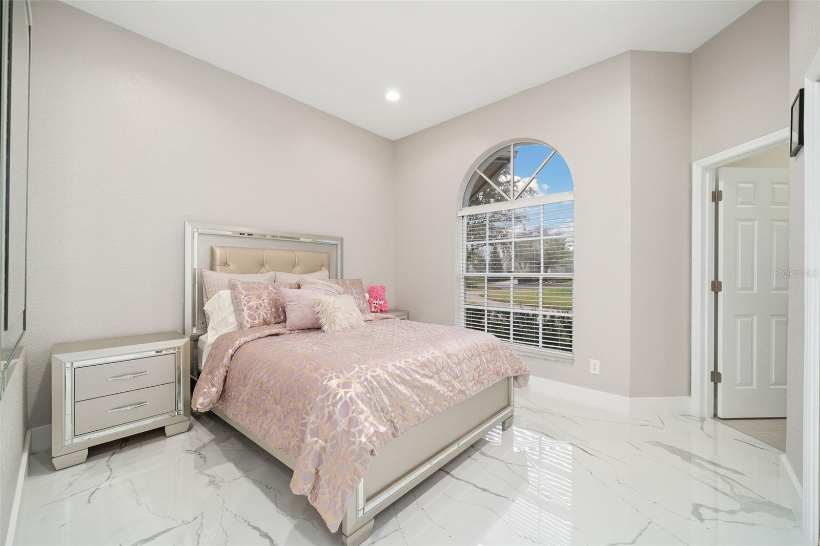 O6372348 Property Photo