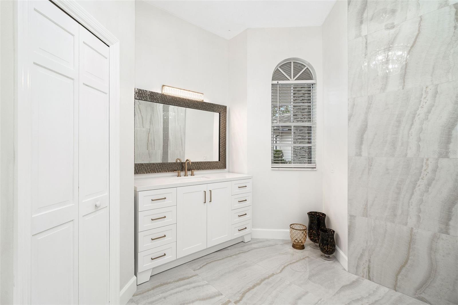 O6372348 Property Photo