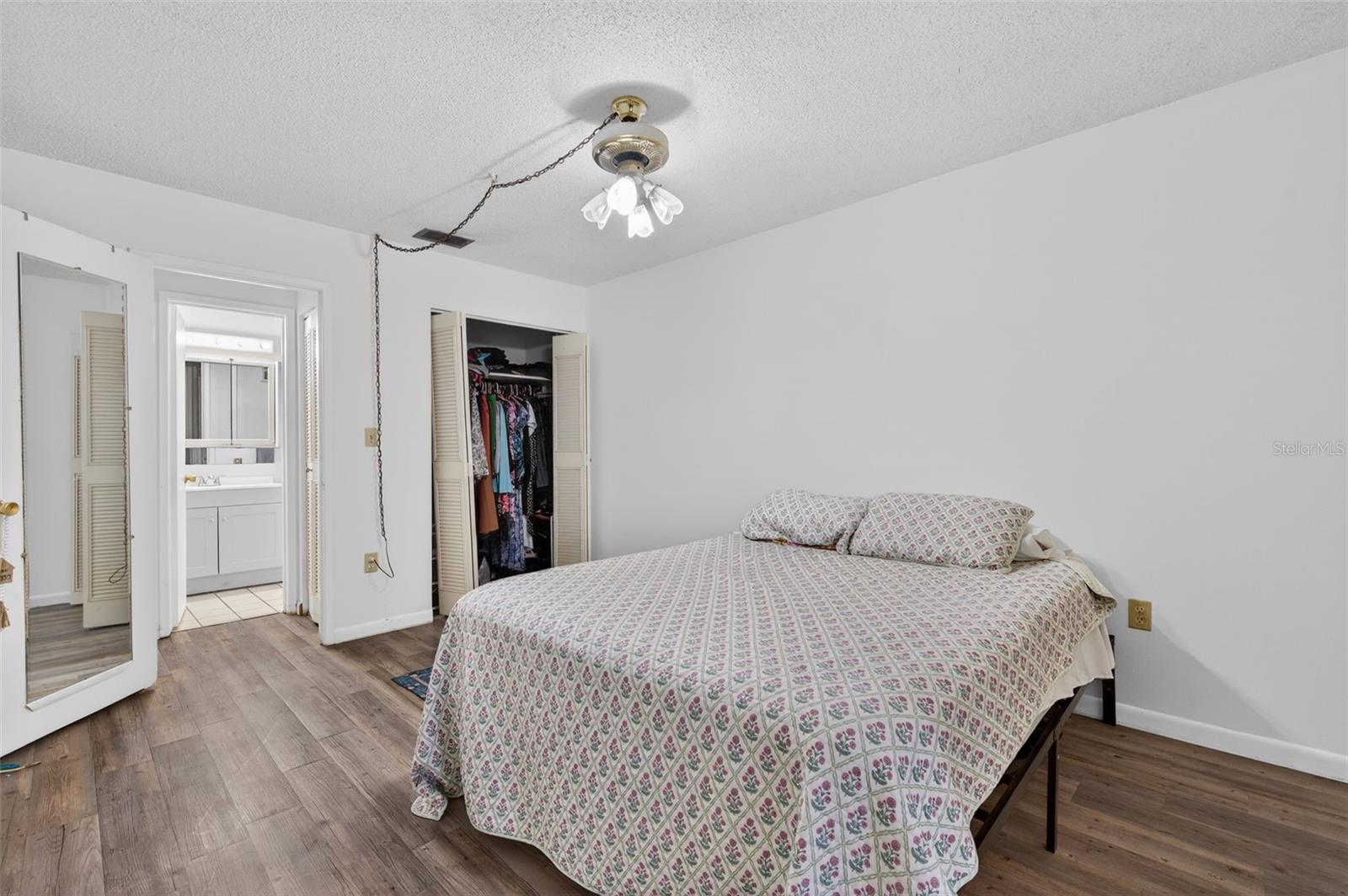 TB8462615 Property Photo