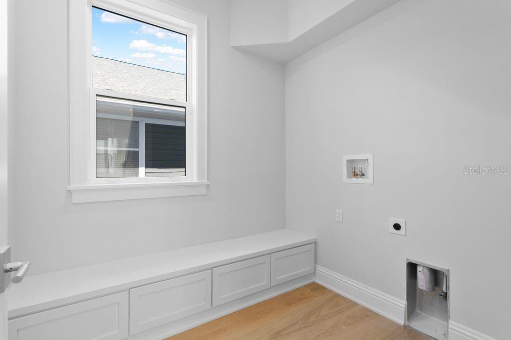 PRACTICAL DOWNSTAIRS LAUNDRY/MUDROOM