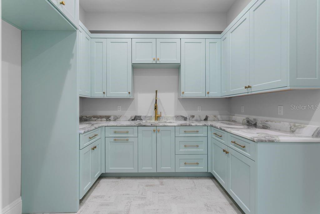 UPSTAIRS LAUNDRY LOOKS LIKE A PARK AVE. KITCHEN