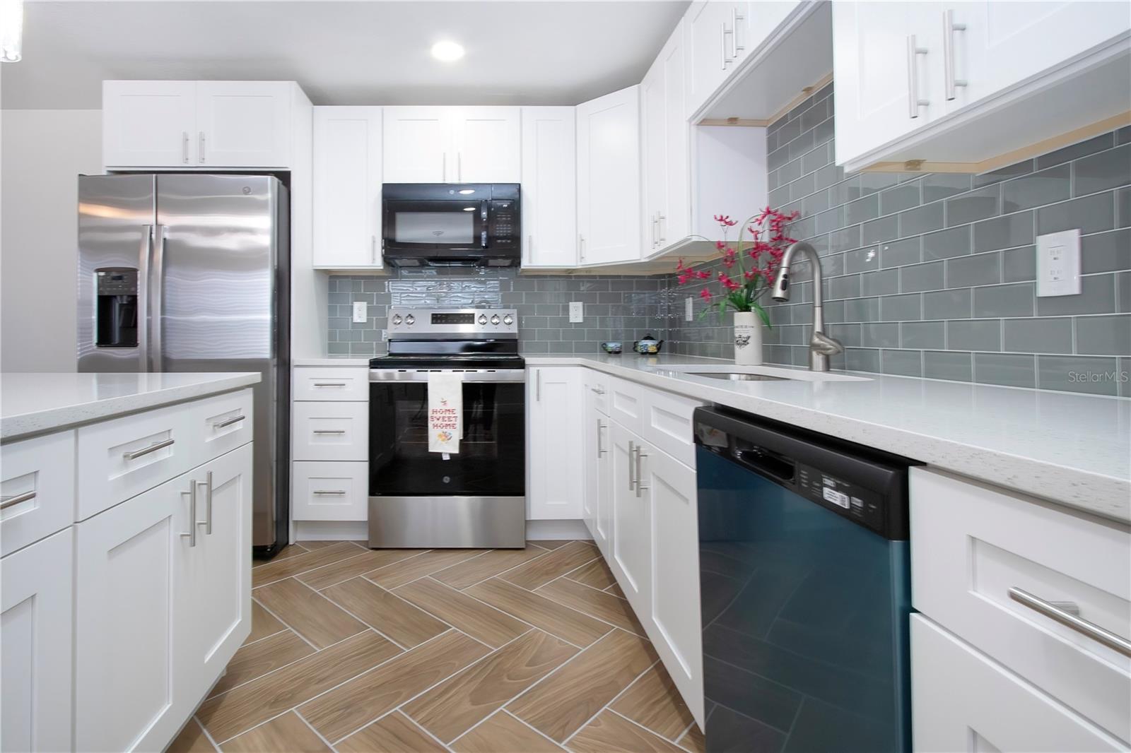 All new appliances - dishwasher still has blue protection