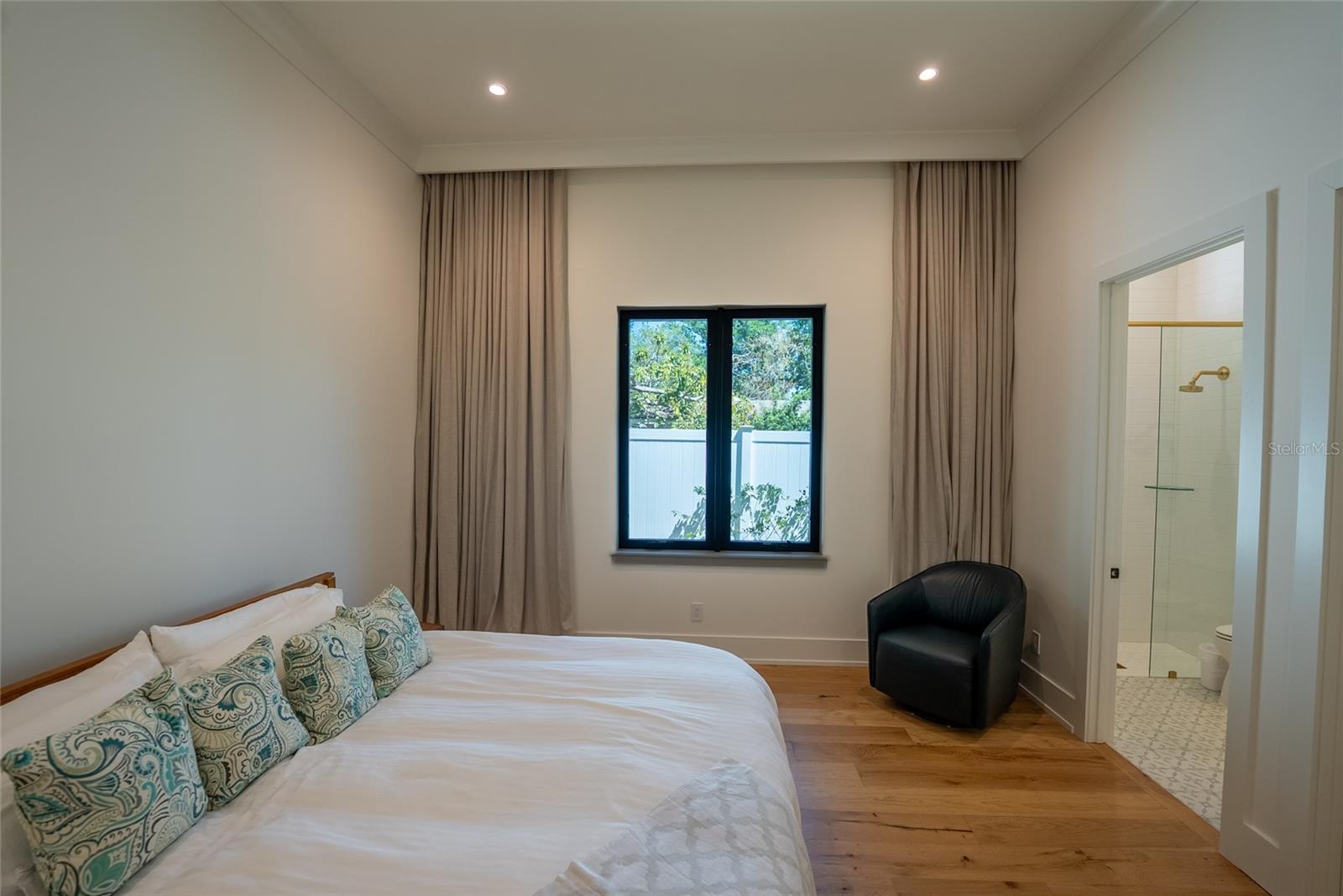 O6372849 Property Photo