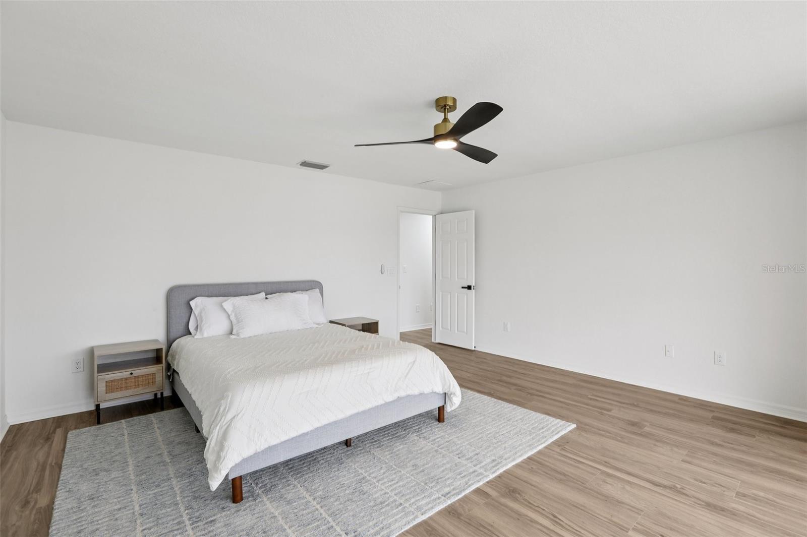 TB8463487 Property Photo