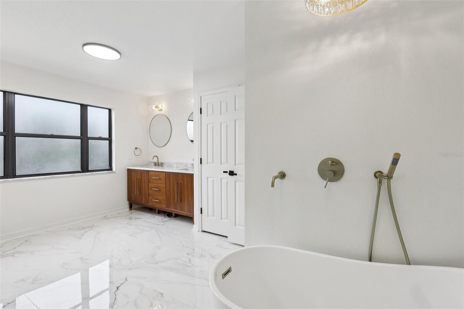 TB8463487 Property Photo