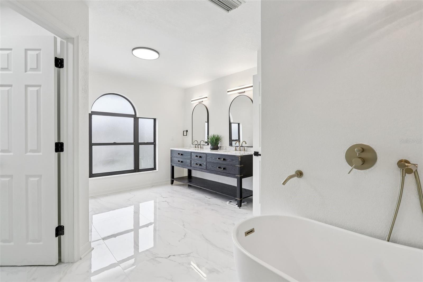 TB8463487 Property Photo