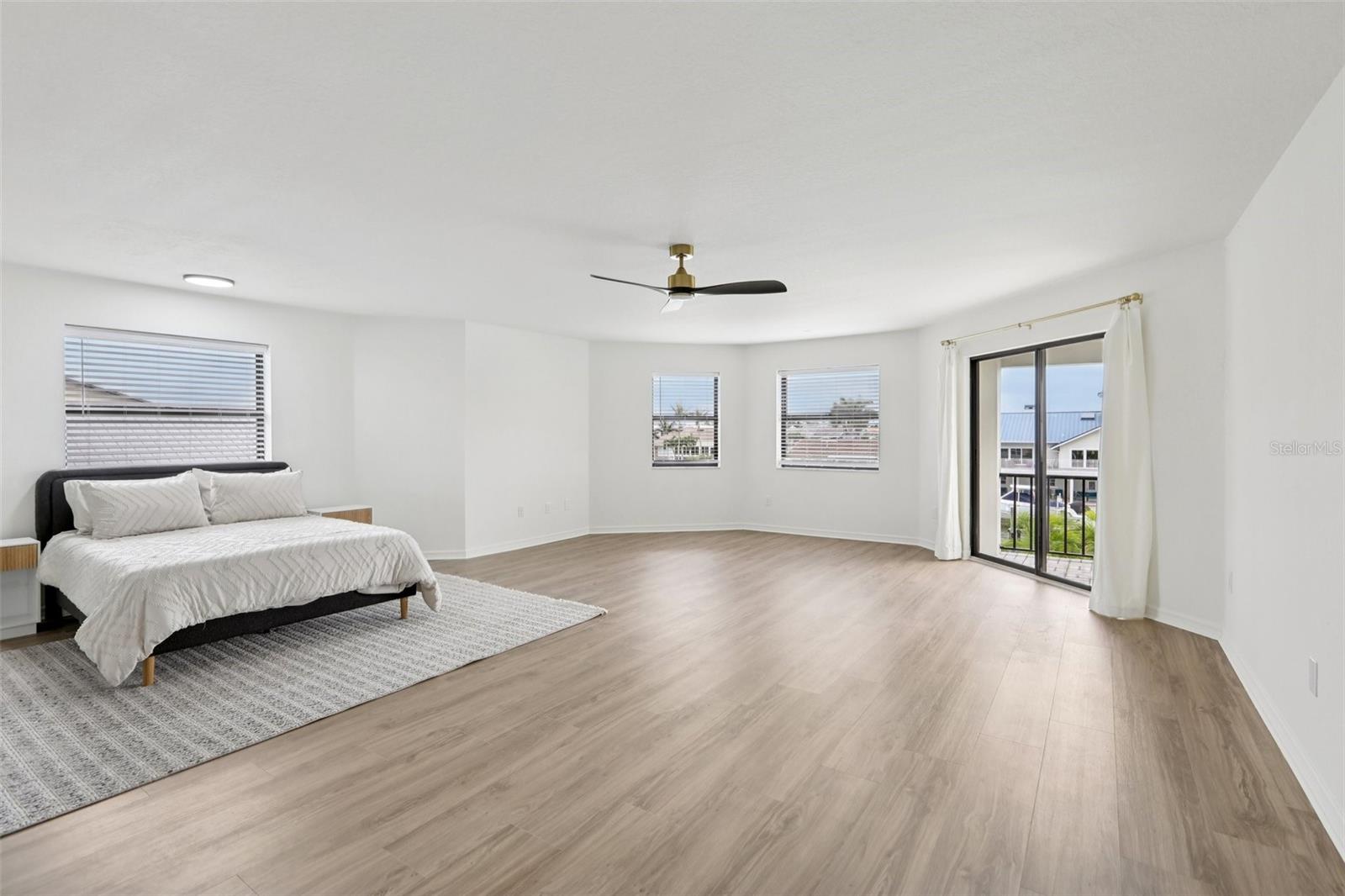 TB8463487 Property Photo