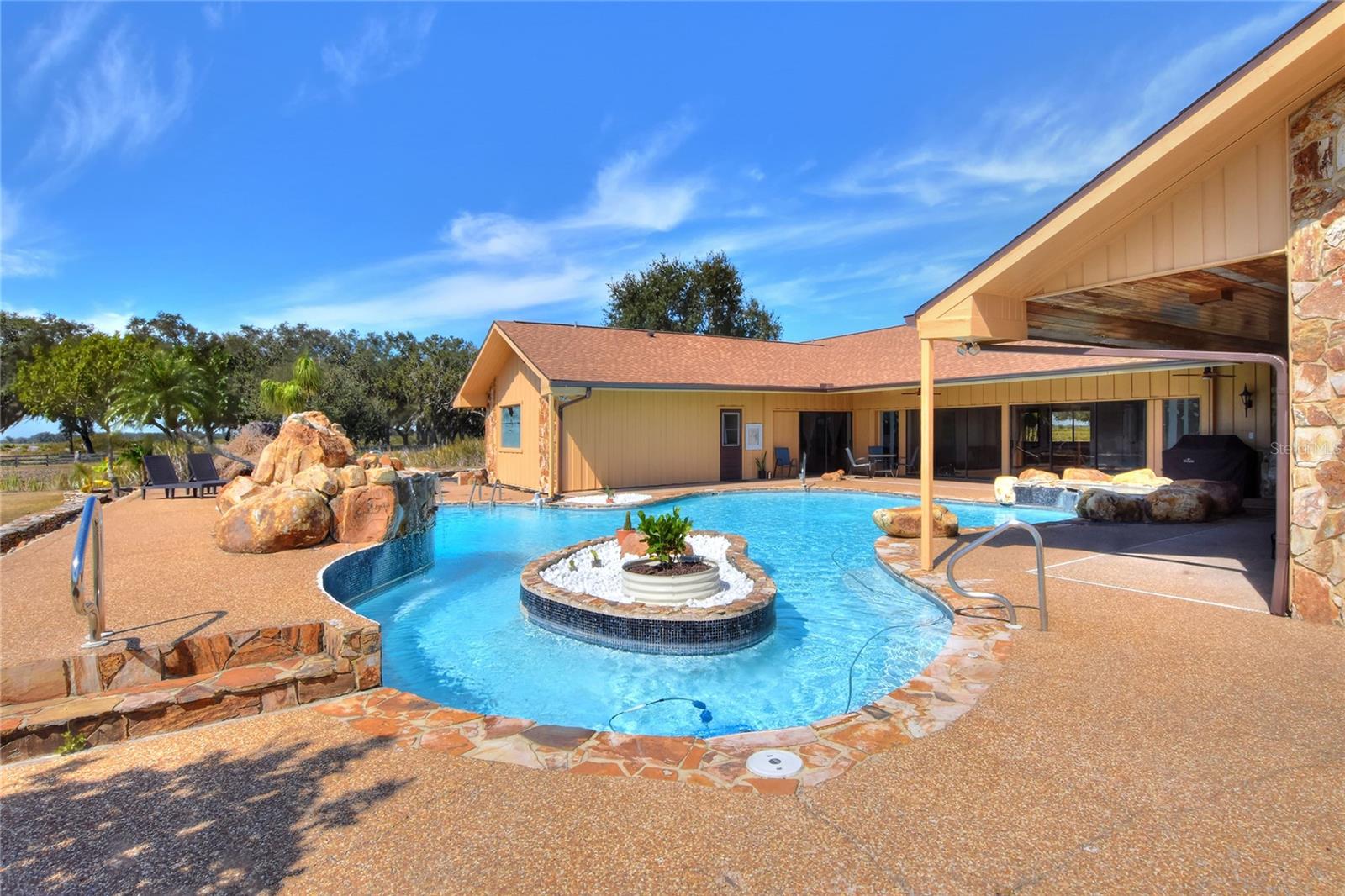 TB8463525 Property Photo