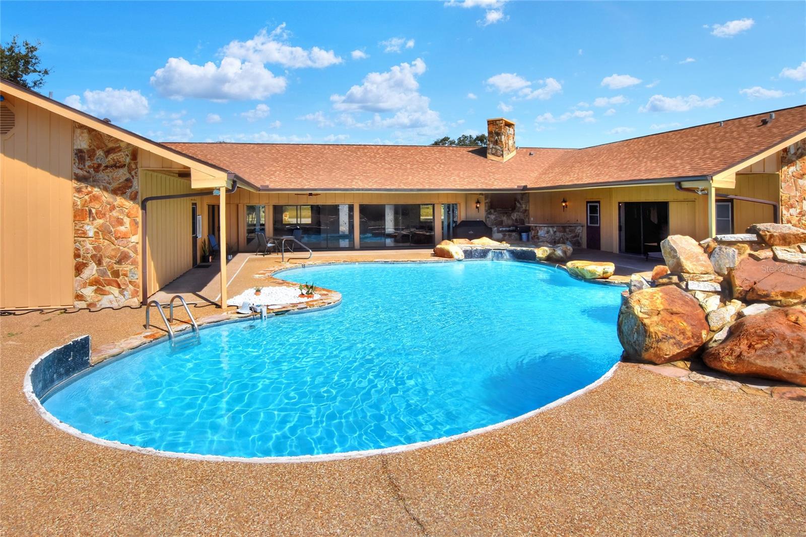 TB8463525 Property Photo