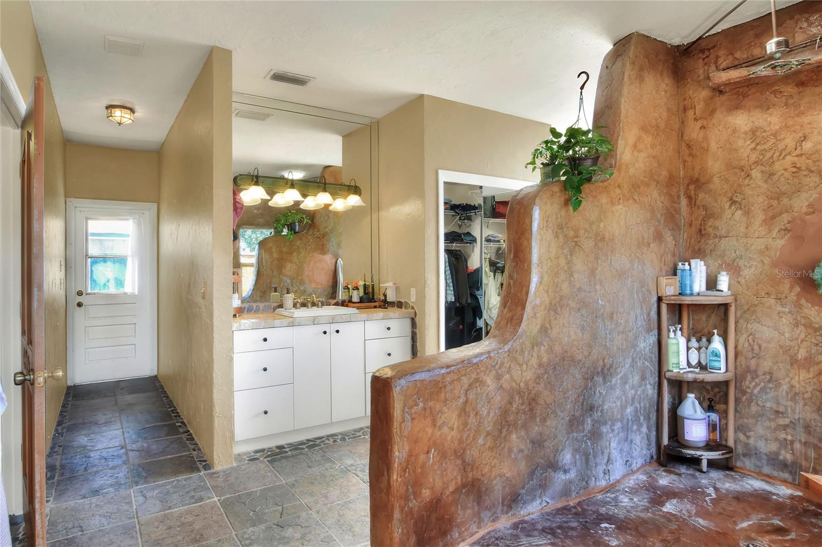 TB8463525 Property Photo