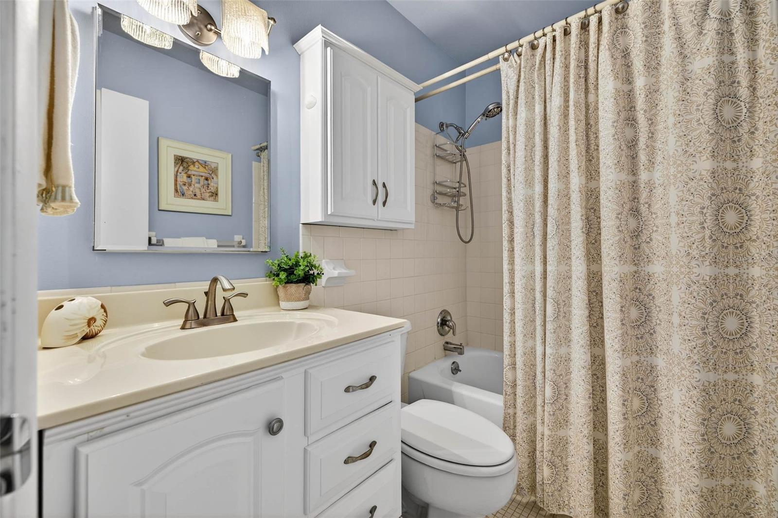 Bathroom with tub/shower