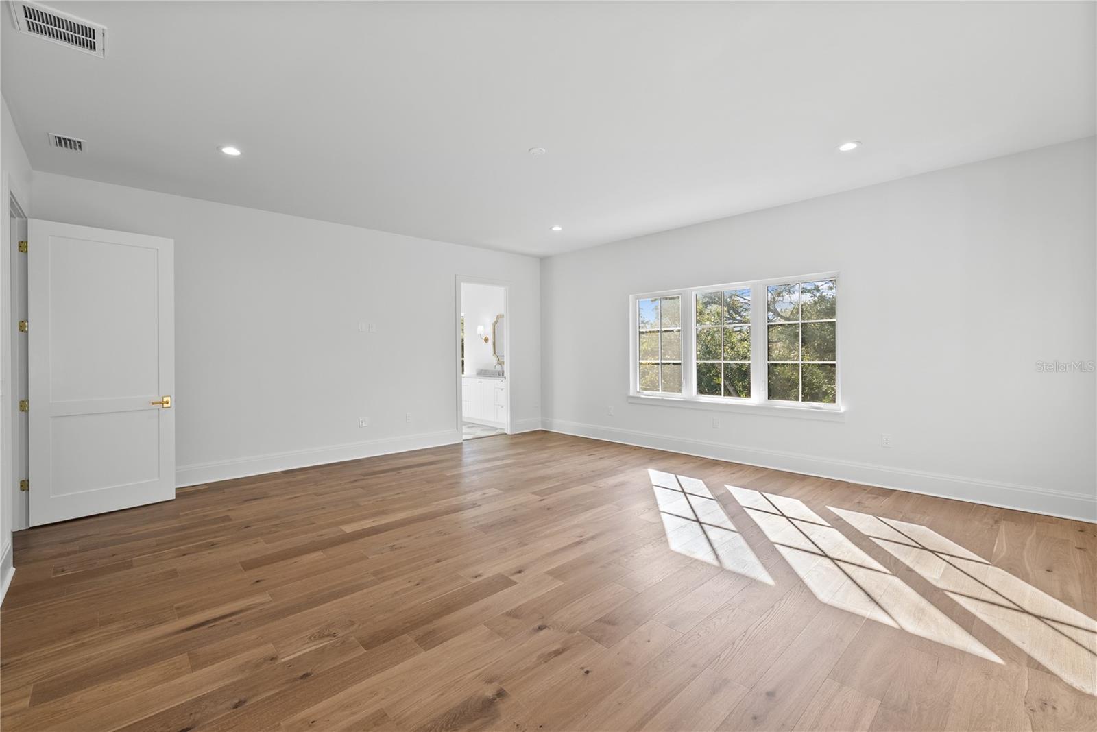 TB8463669 Property Photo