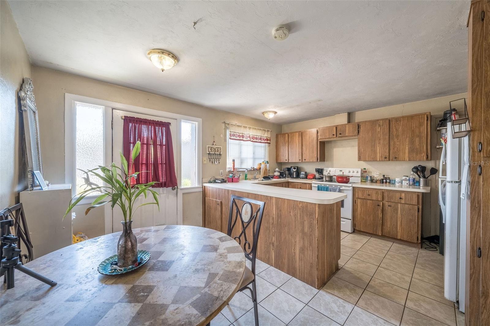 708 N SAINT CLAIR ABRAMS AVE, TAVARES, FL, 32778