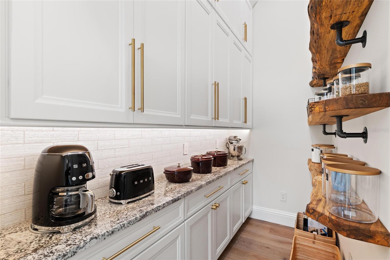 W7882048 Property Photo