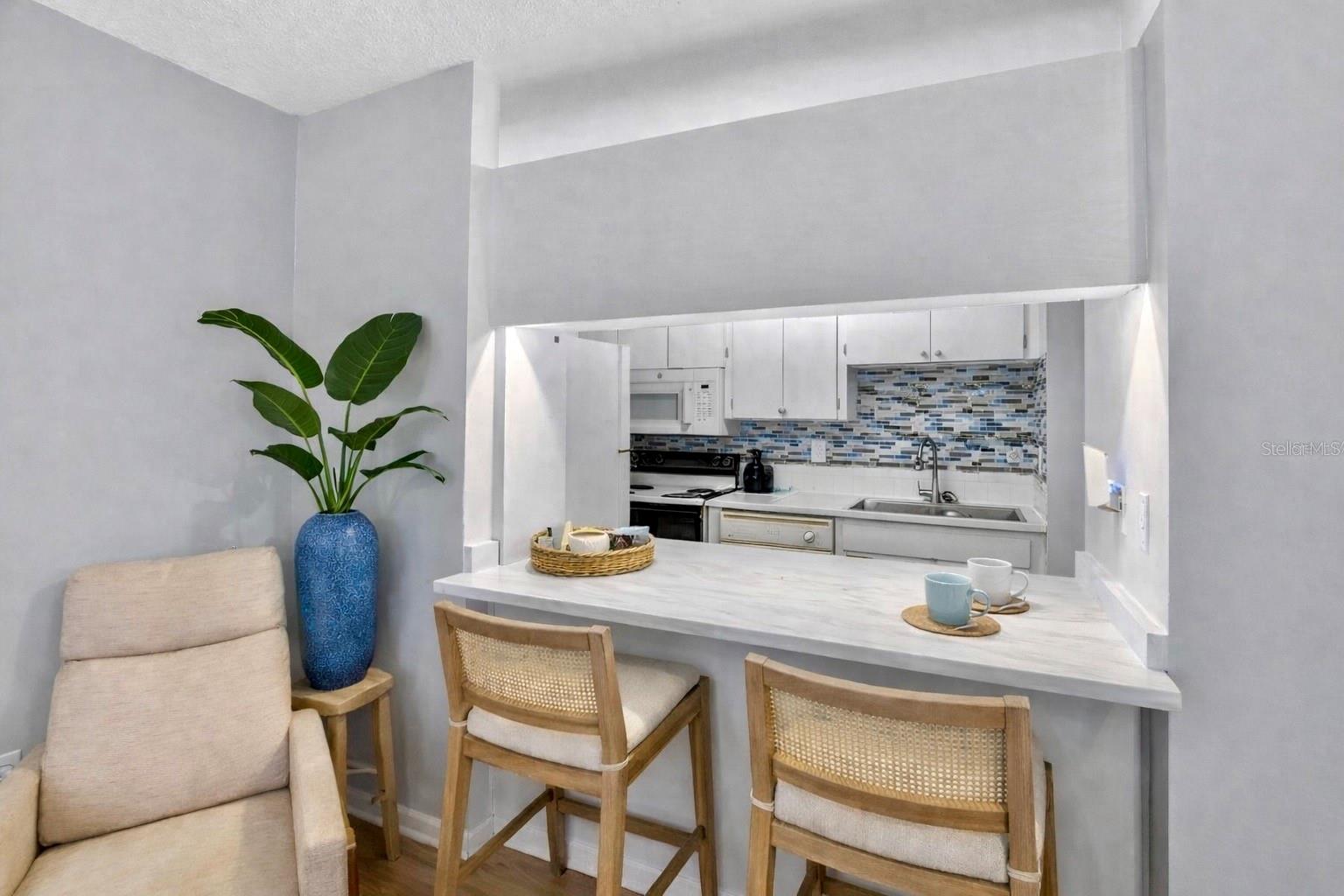 VIRTUAL STAGED KITCHEN BAR/EATING AREA