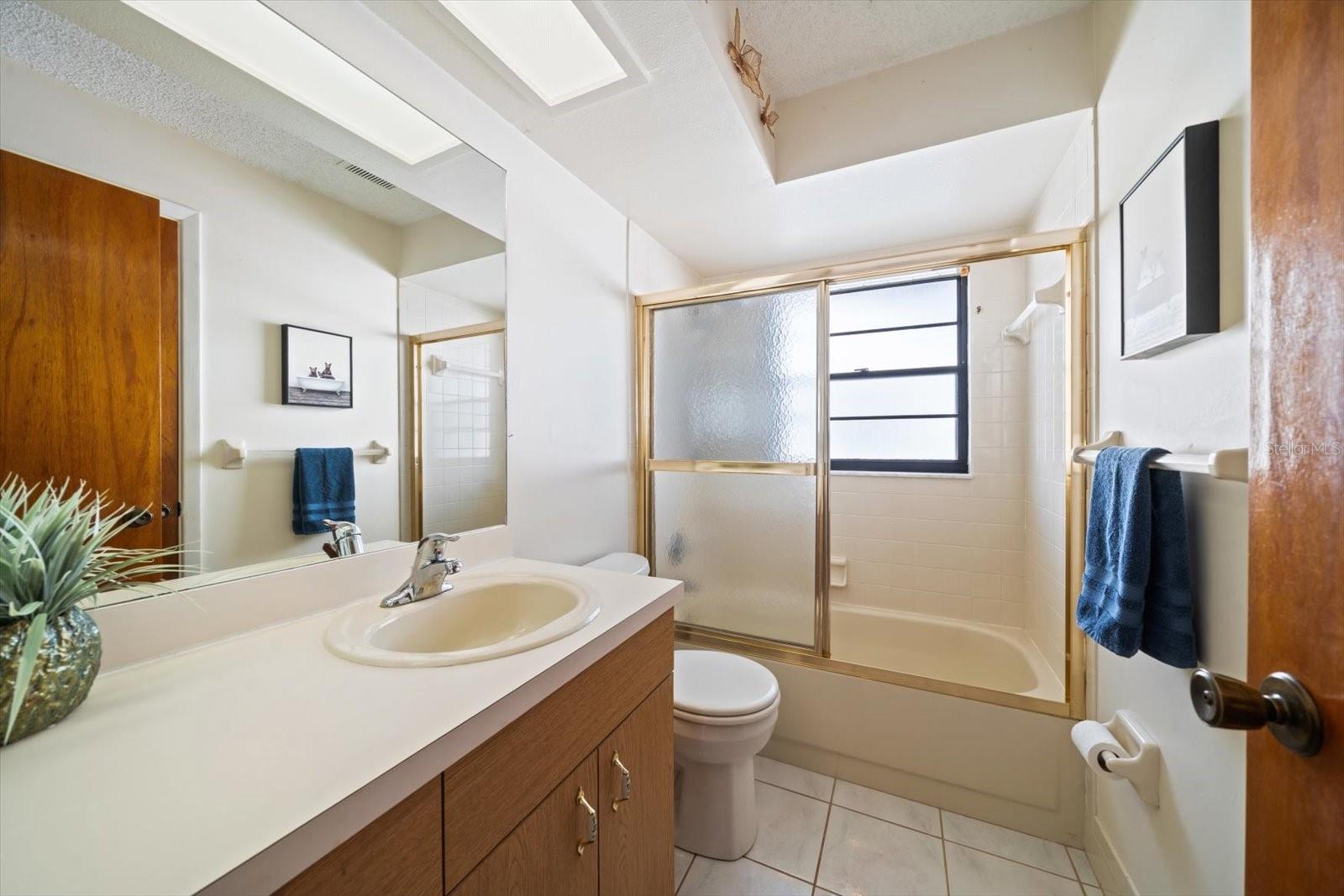 Guest bath with tub/shower combo
