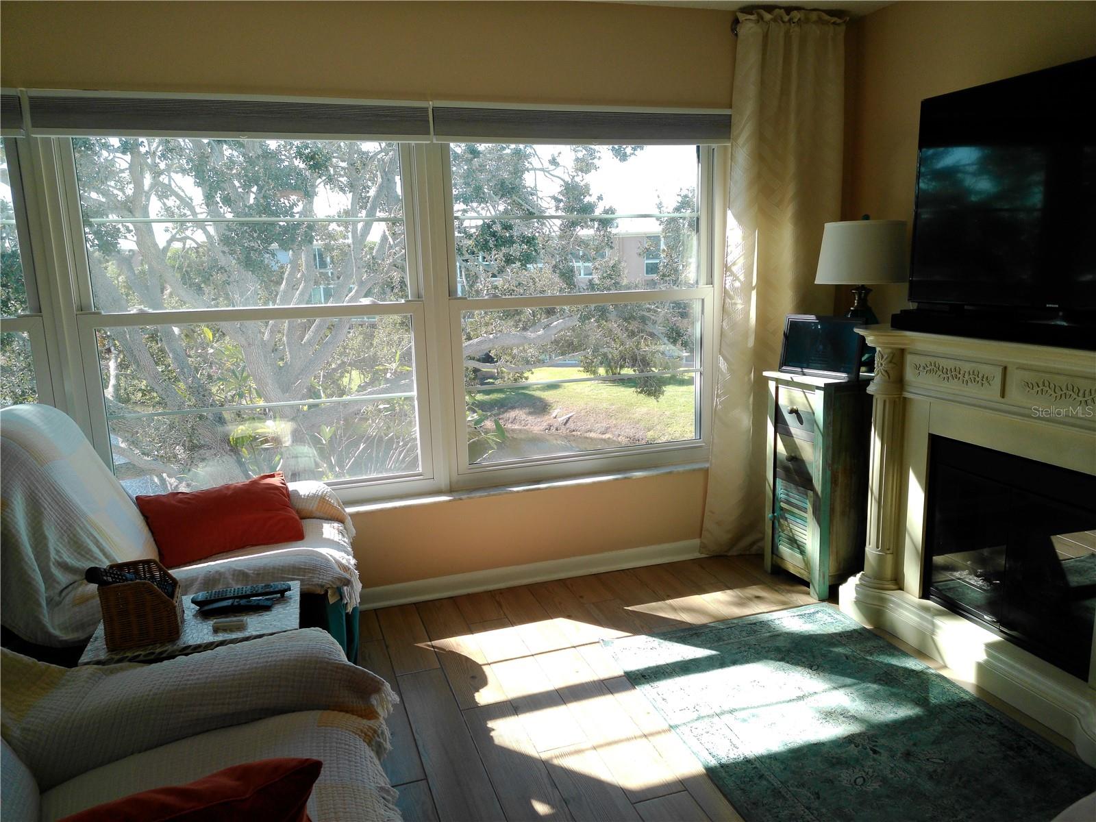Cozy nice sitting area w/fireplace and television