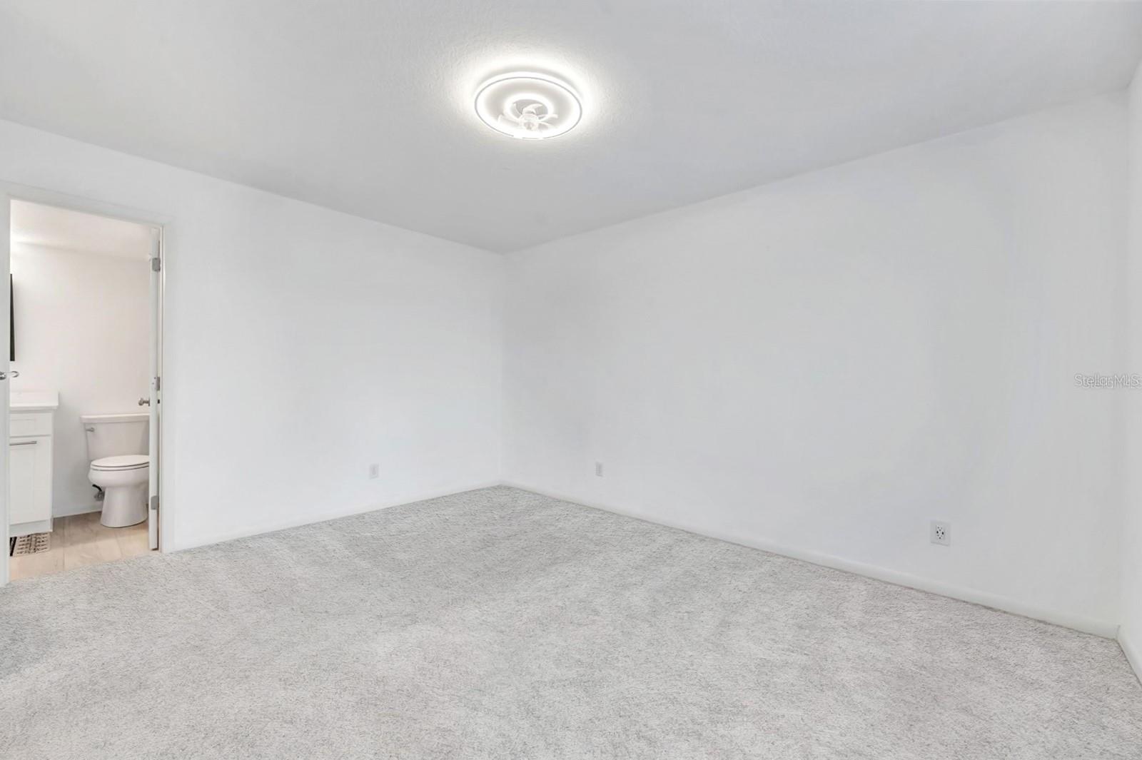 Guest bedroom with ensuite.