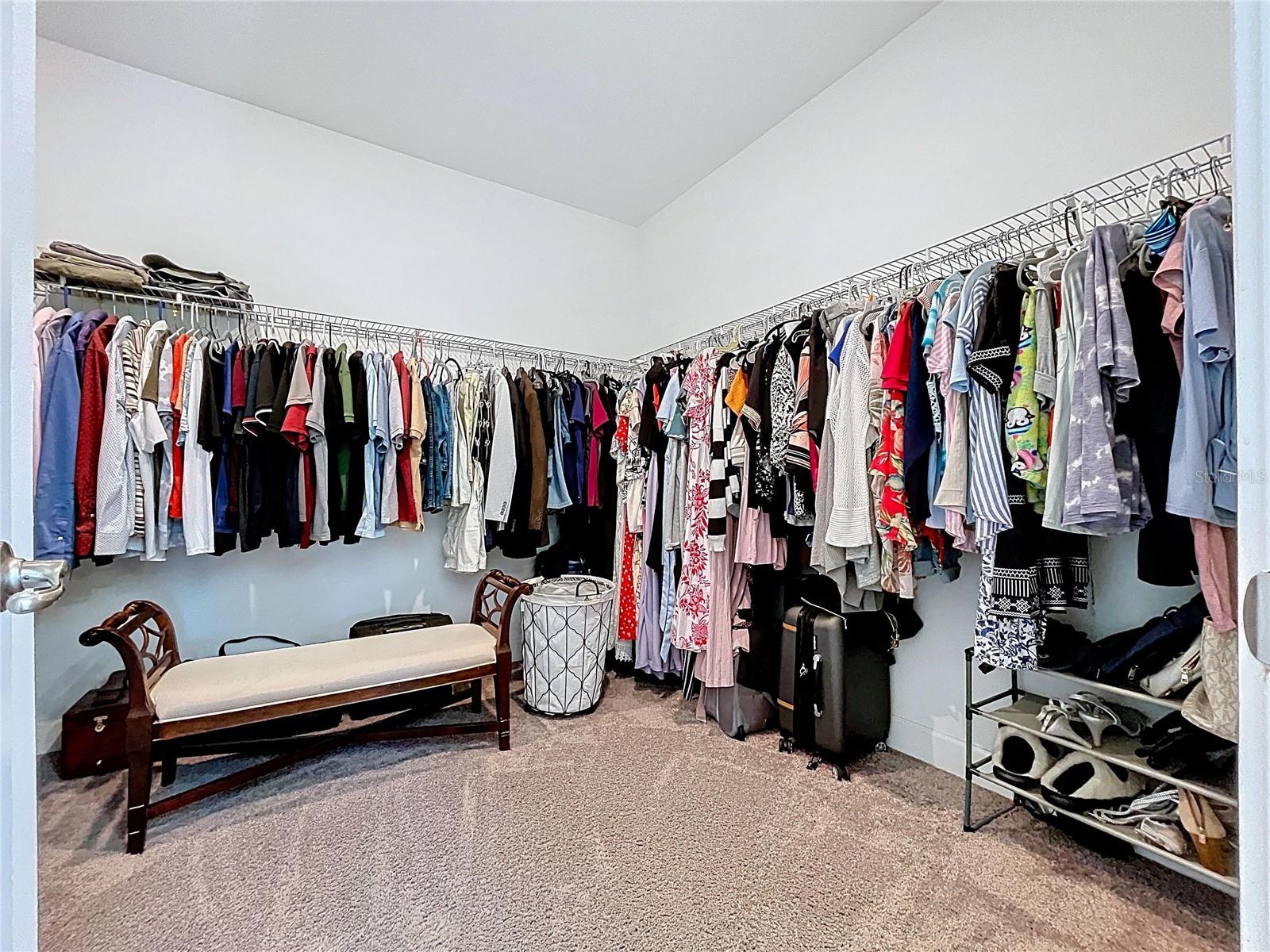 WALK IN CLOSET