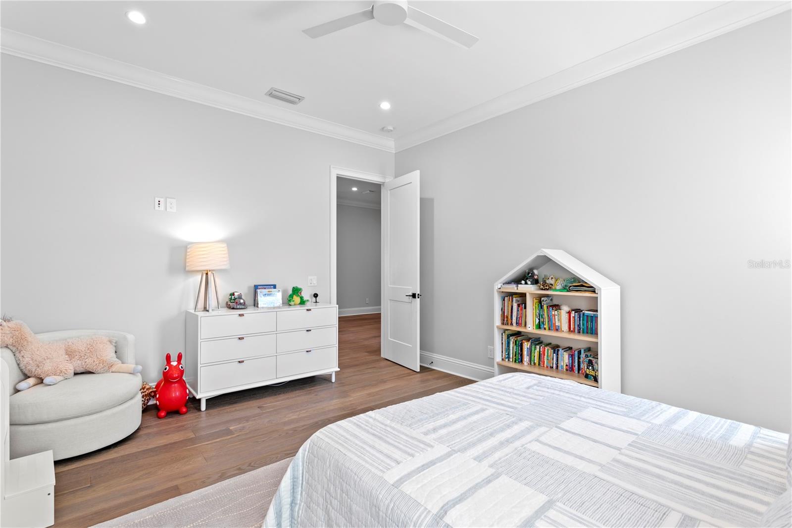 TB8464807 Property Photo