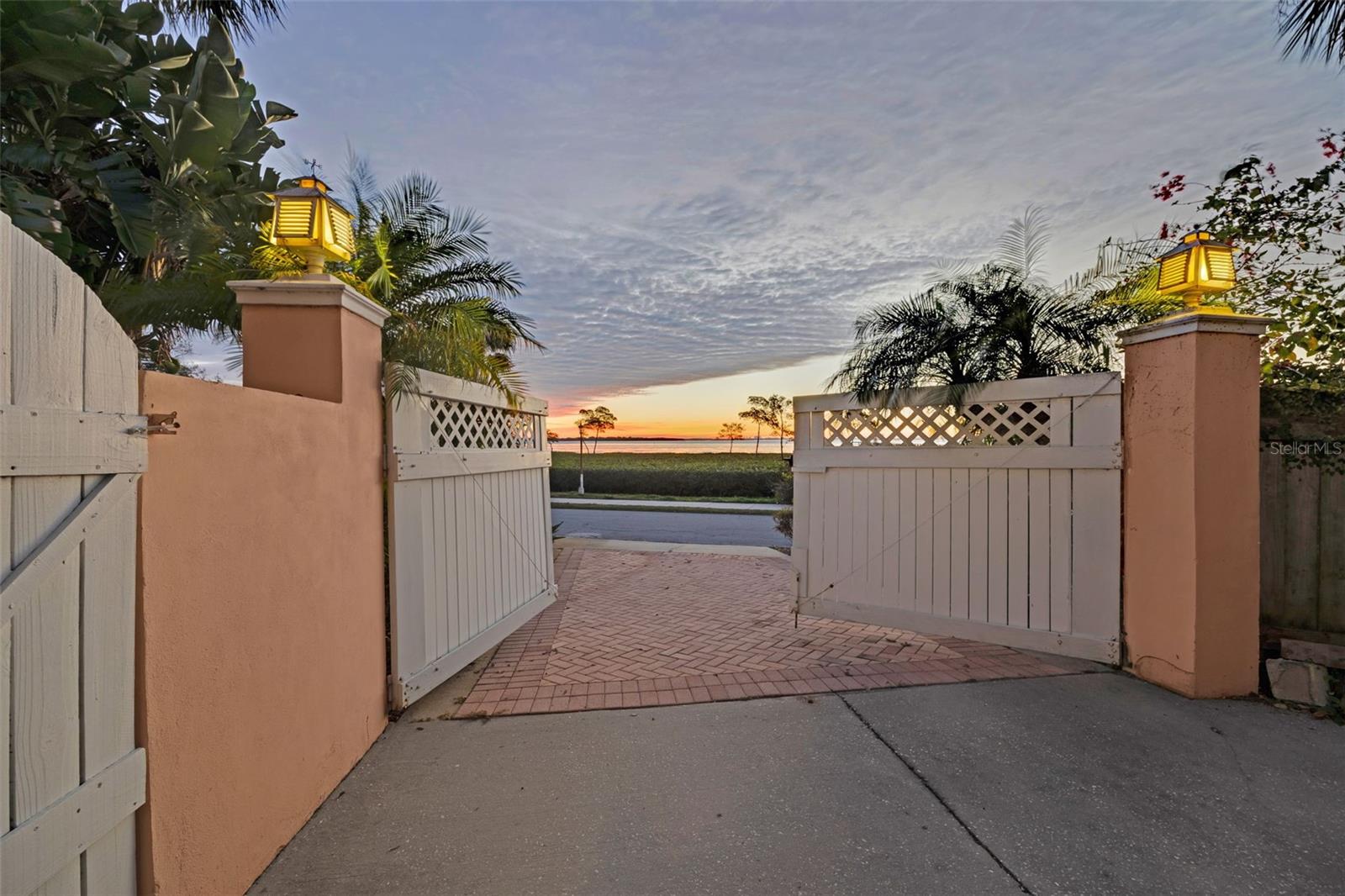 1407 N BAYSHORE DR, SAFETY HARBOR, FL, 34695