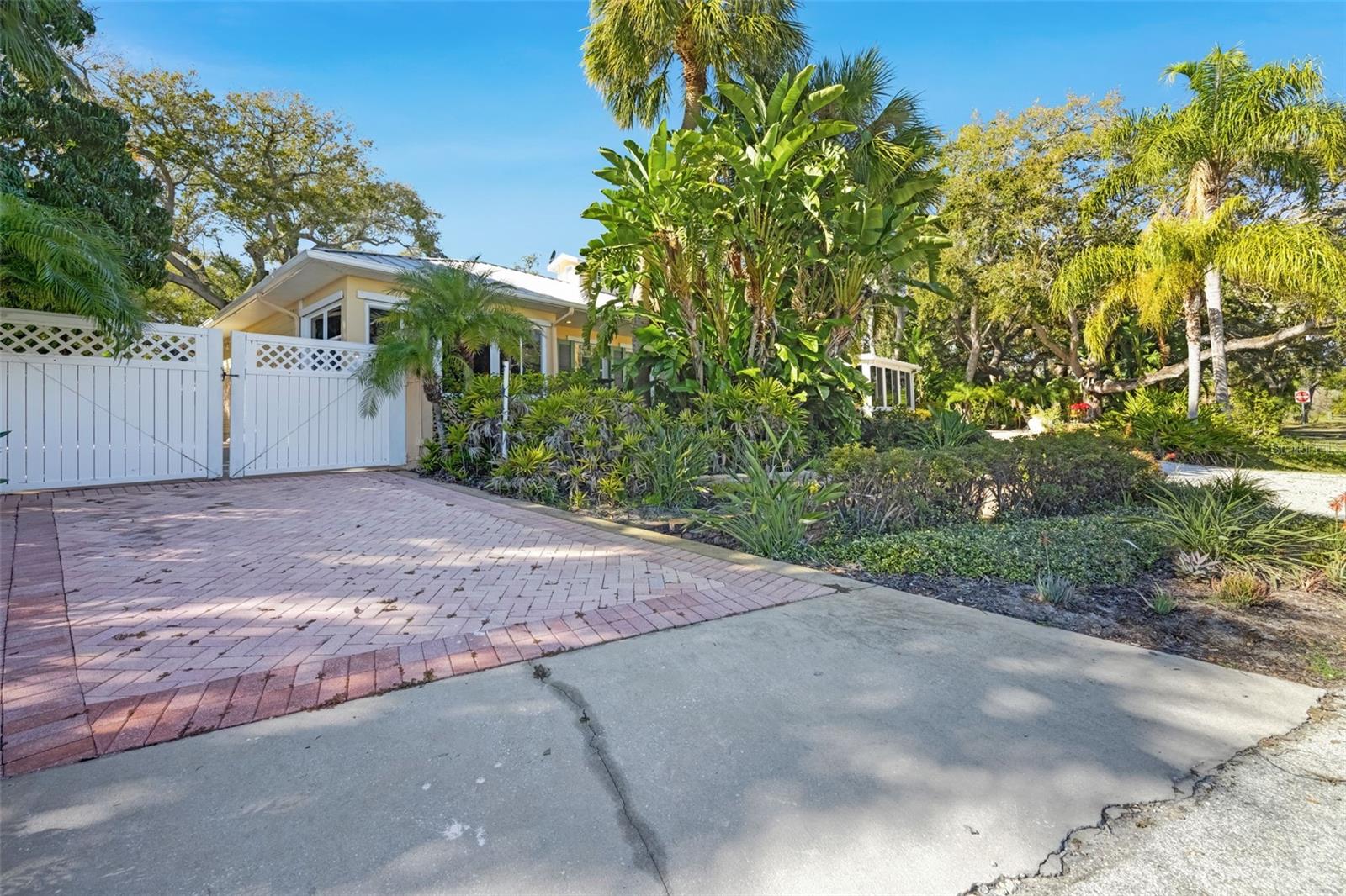 1407 N BAYSHORE DR, SAFETY HARBOR, FL, 34695