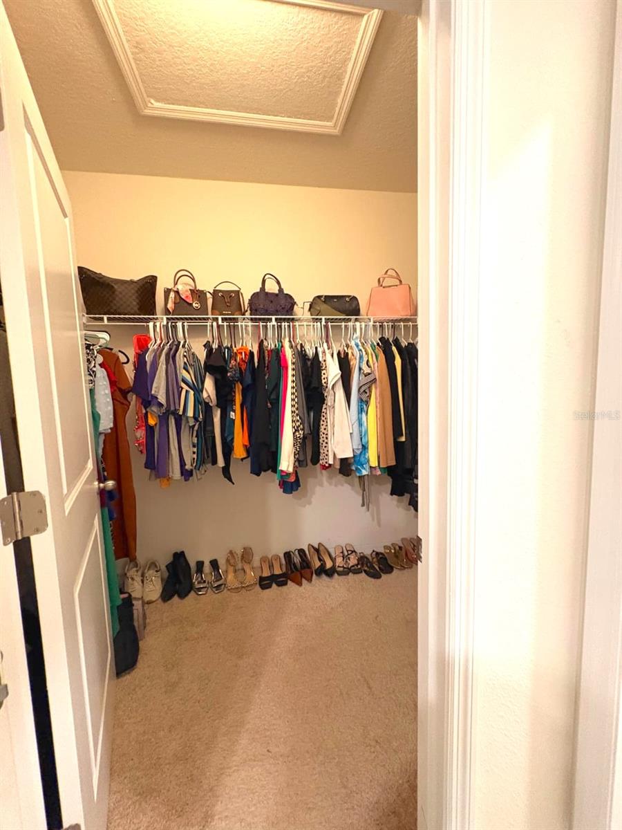 WALK-IN CLOSET MASTER BEDROOM