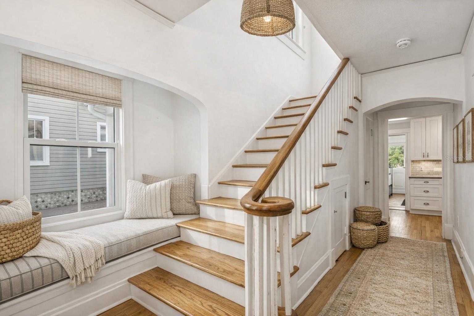 AI Virtual stagingFoyer/Stairs