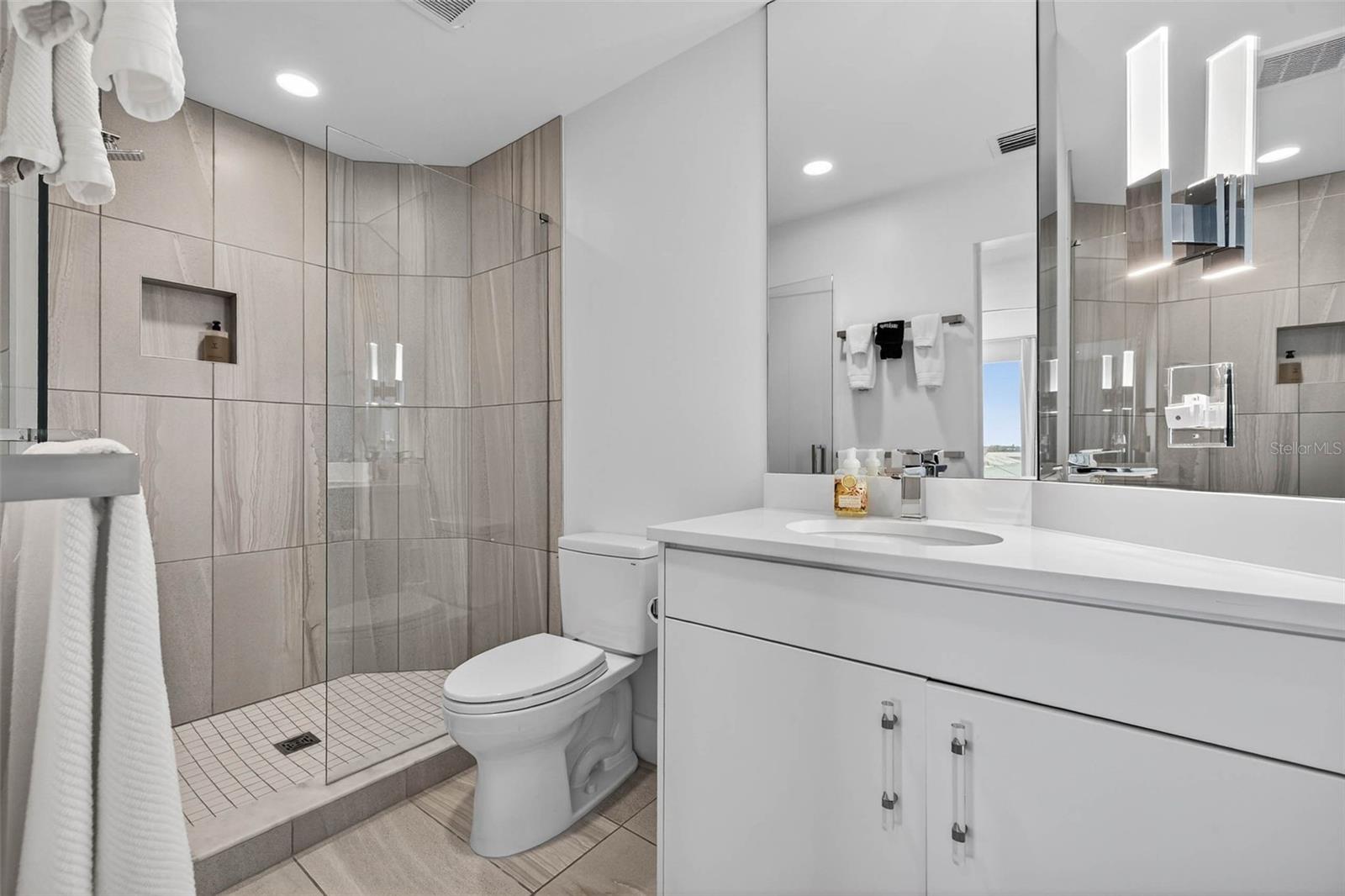 TB8465284 Property Photo