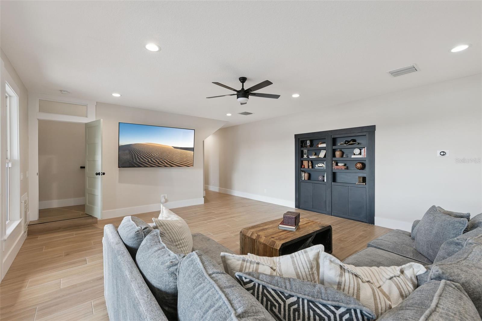 O6374371 Property Photo