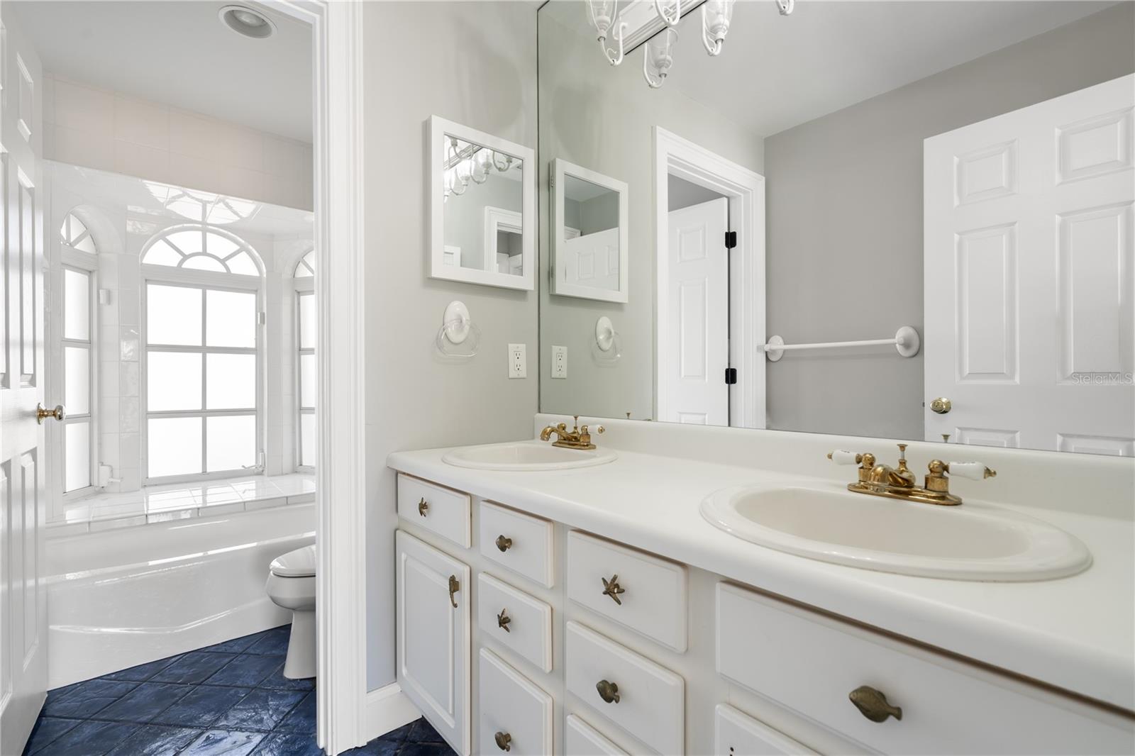 TB8465360 Property Photo