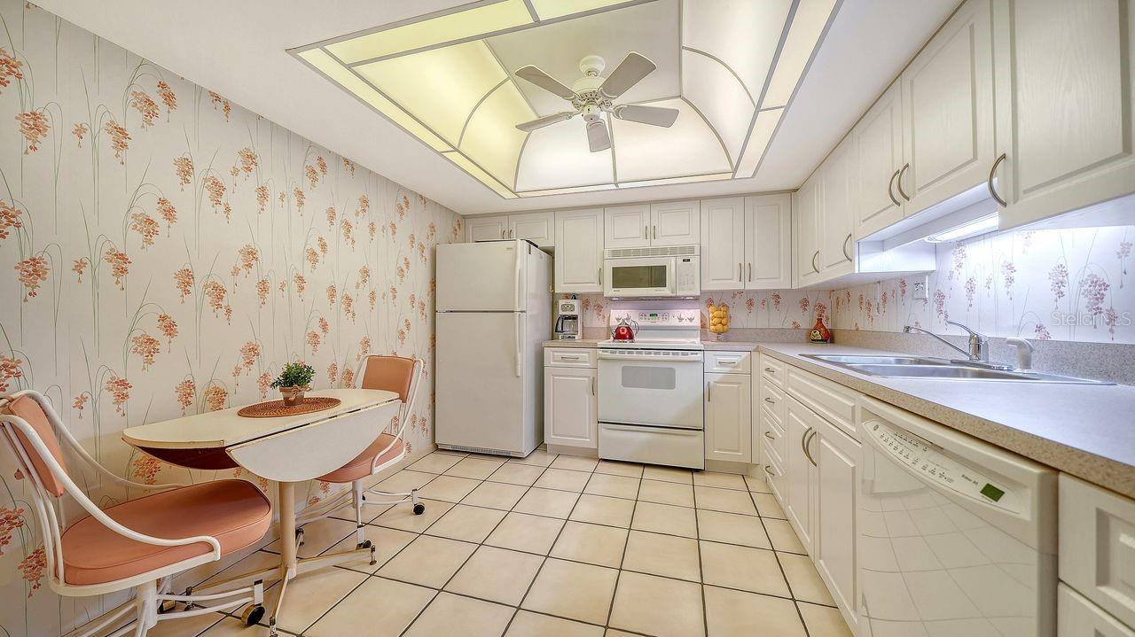 1125 W PEPPERTREE DR #302, SARASOTA, FL, 34242